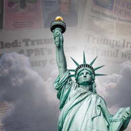 Frihetsstatyn framför en bakgrund av tidningsrubriker och vita moln, som symboliserar amerikanska nyheter och politik.