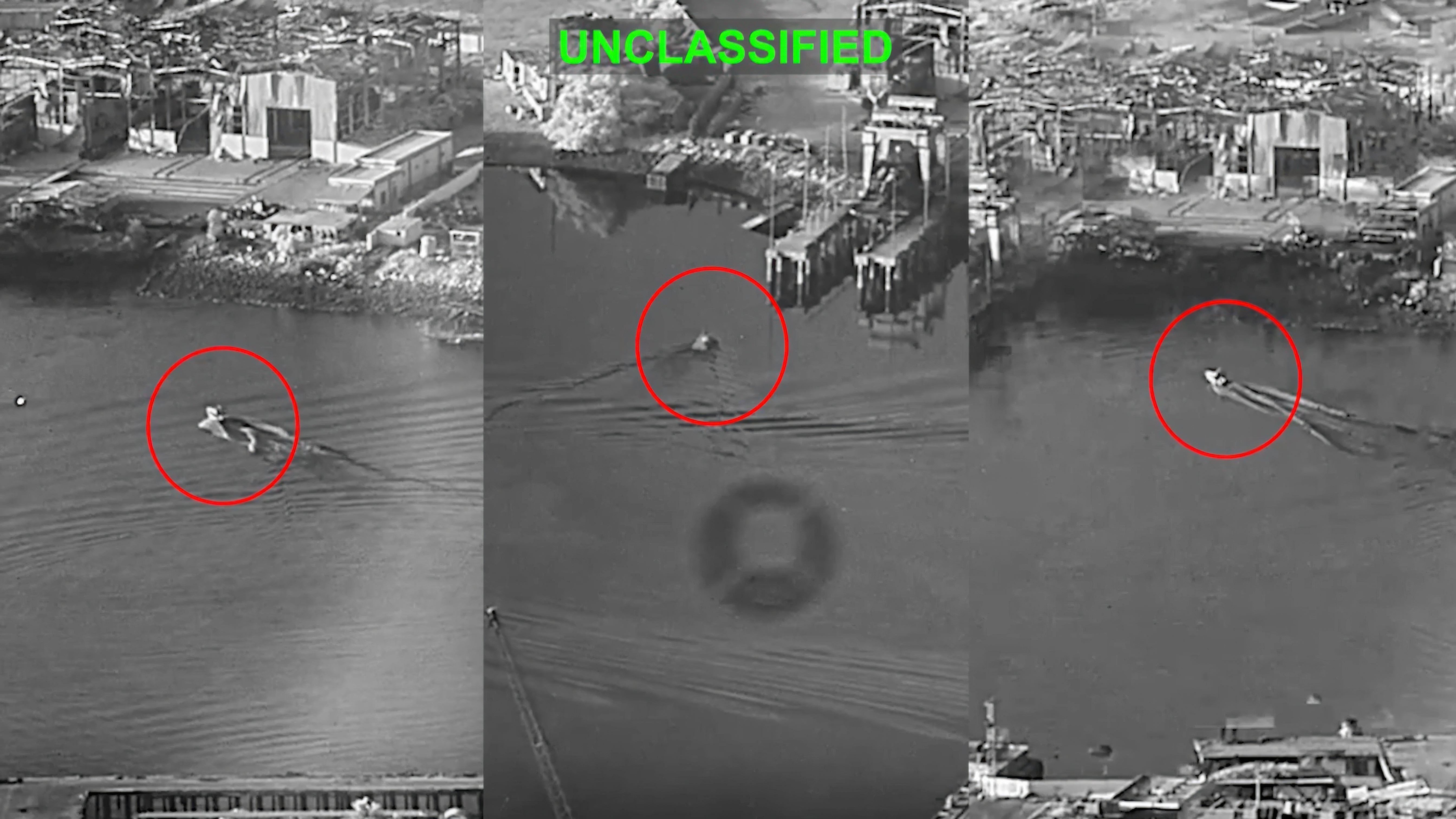 Övervakningsbild i svartvitt som visar ett flygplan som flyger över en stad och vatten. Bilden är uppdelad i tre paneler med röda cirklar som markerar flygplanets position.