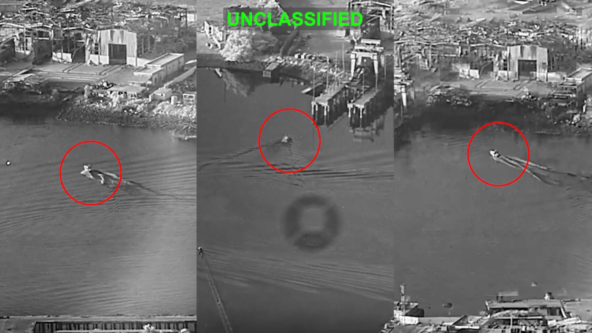 Övervakningsbild i svartvitt som visar ett flygplan som flyger över en stad och vatten. Bilden är uppdelad i tre paneler med röda cirklar som markerar flygplanets position.