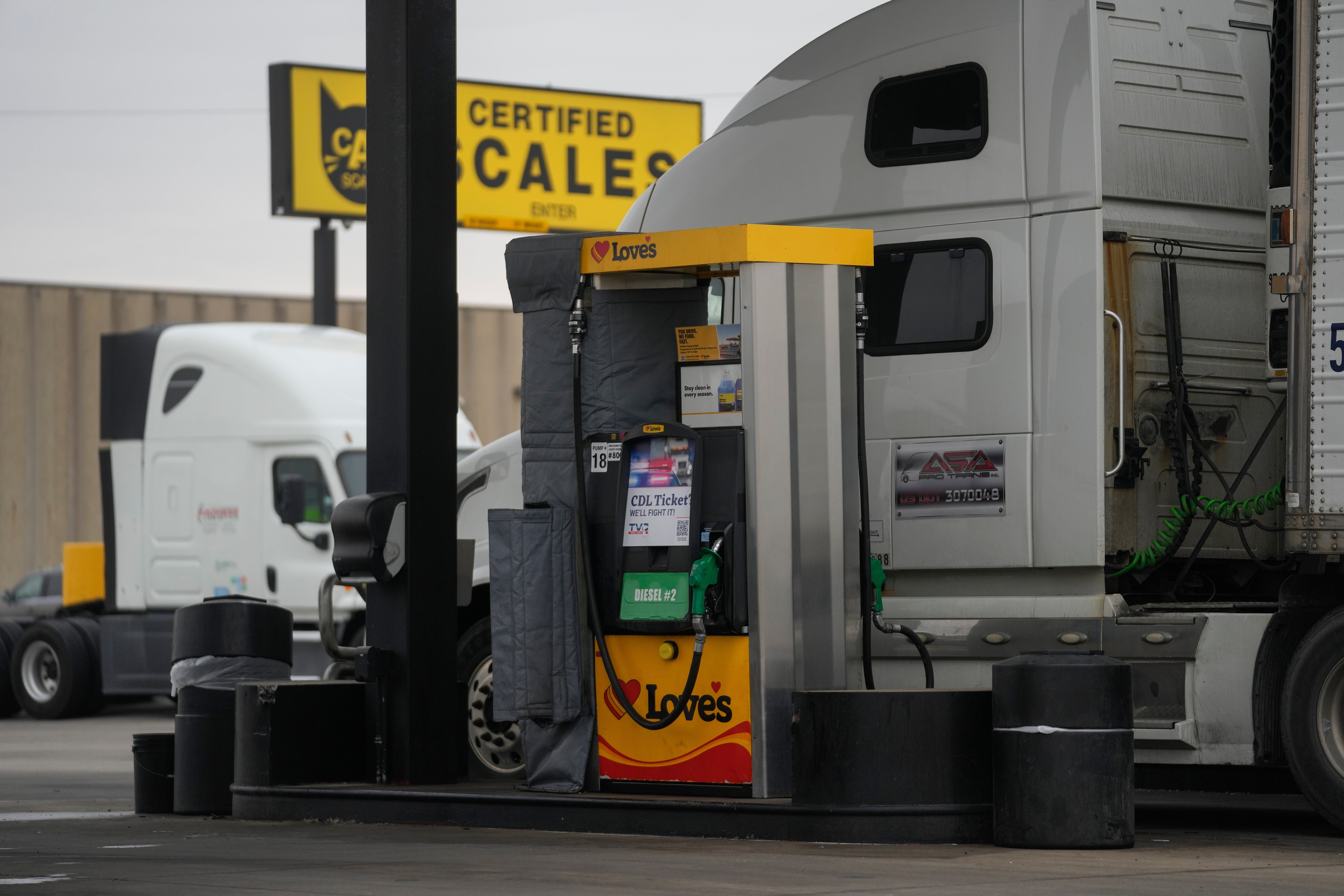 Lastbil vid en certifierad vågstation för vägning av fordon