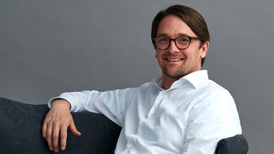 Ellos och Evolution köpstämplas
