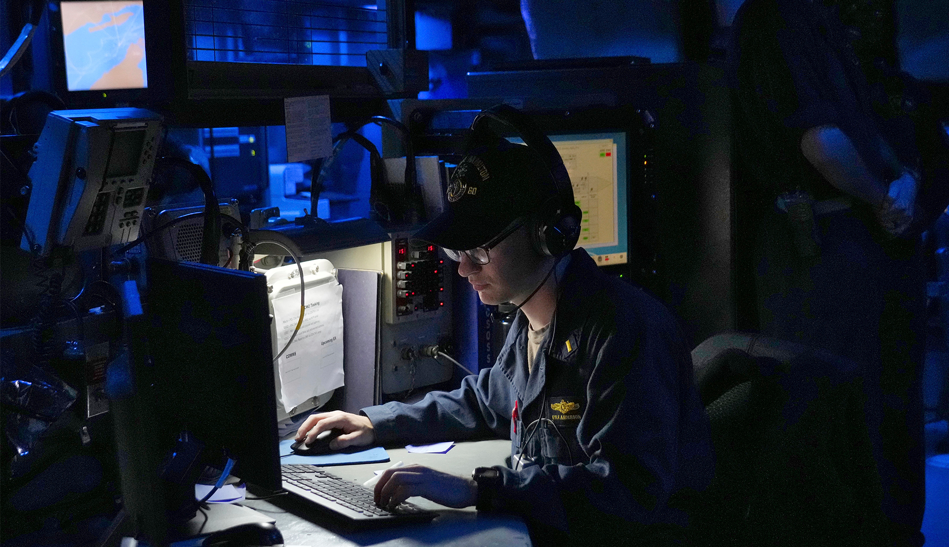 Besättningsmän i den amerikanska flottan ombord på jagaren USS Paul Hamilton i Hormuzsundet den 19 maj 2023.