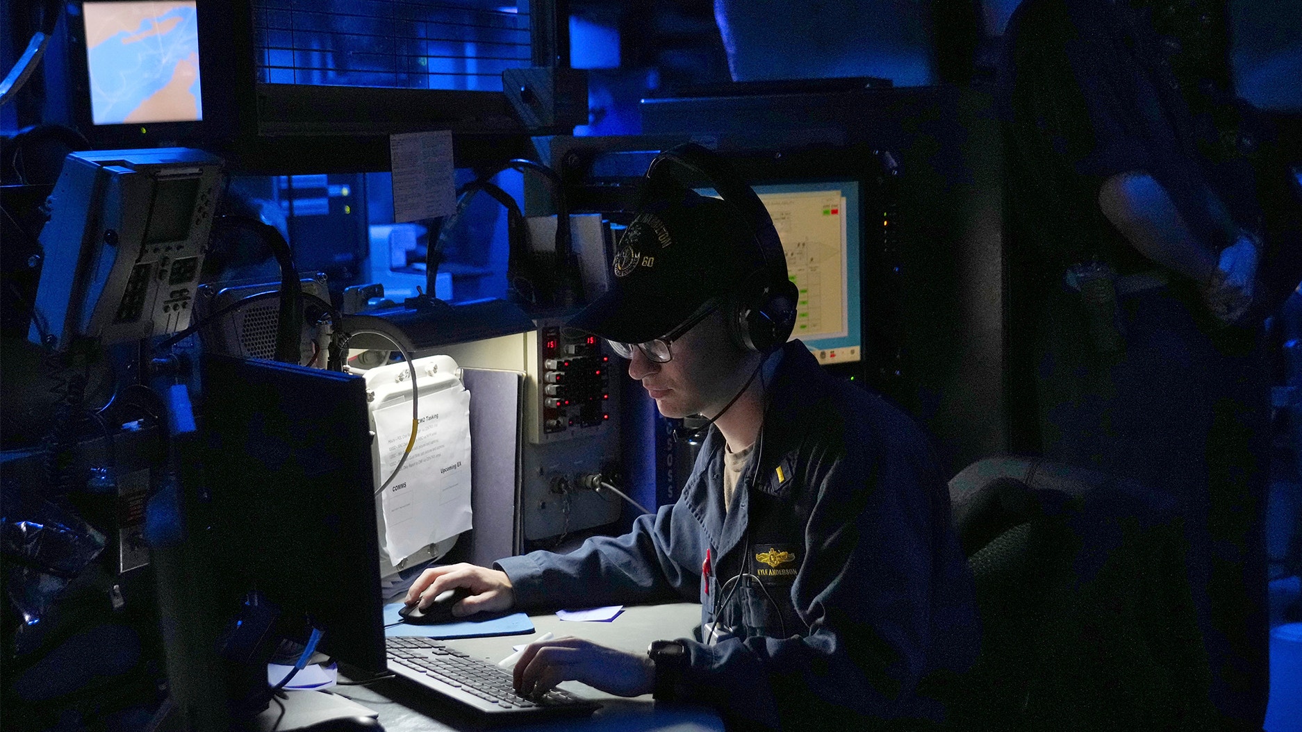 Besättningsmän i den amerikanska flottan ombord på jagaren USS Paul Hamilton i Hormuzsundet den 19 maj 2023.