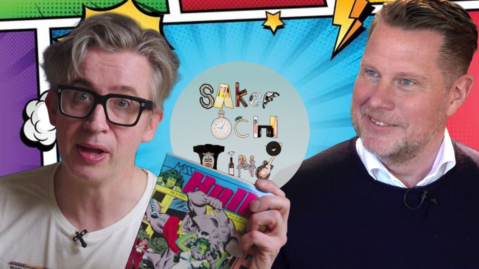 Ett montage där Fredrik Strage håller i en serietidning och Lars Wingefors ler, framför en färgglad bakgrund med saker och ting-loggan