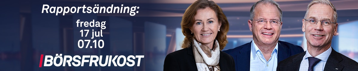 Tre personer i business-kläder framför en blå bakgrund. Text visar Rapportsändning fredag 17 juli 07.10 Börserukost.