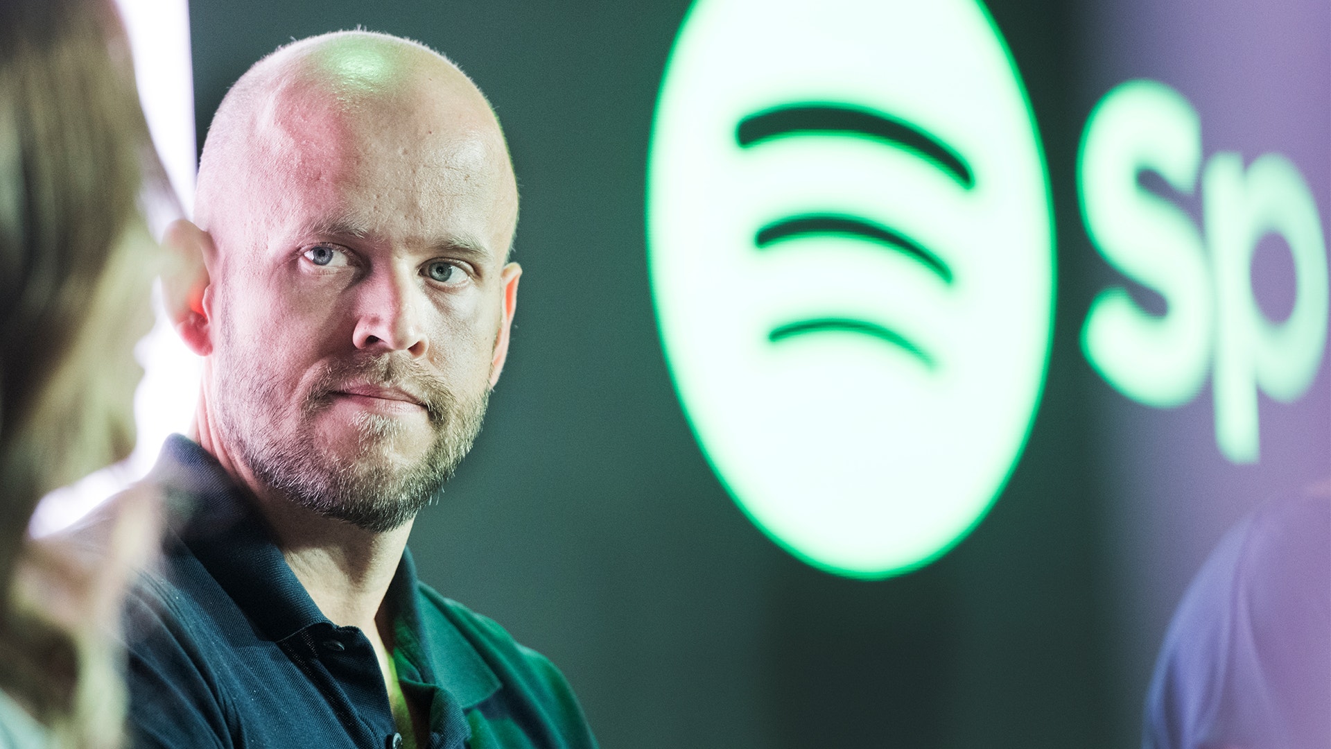 Daniel Ek sitter i en panel på scen på ett av spotifys event.