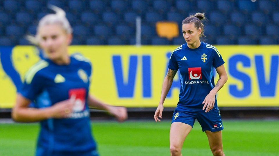 Natalie Björn i det svenska damfotbollslandslaget är i färd med att sparka en fotboll.