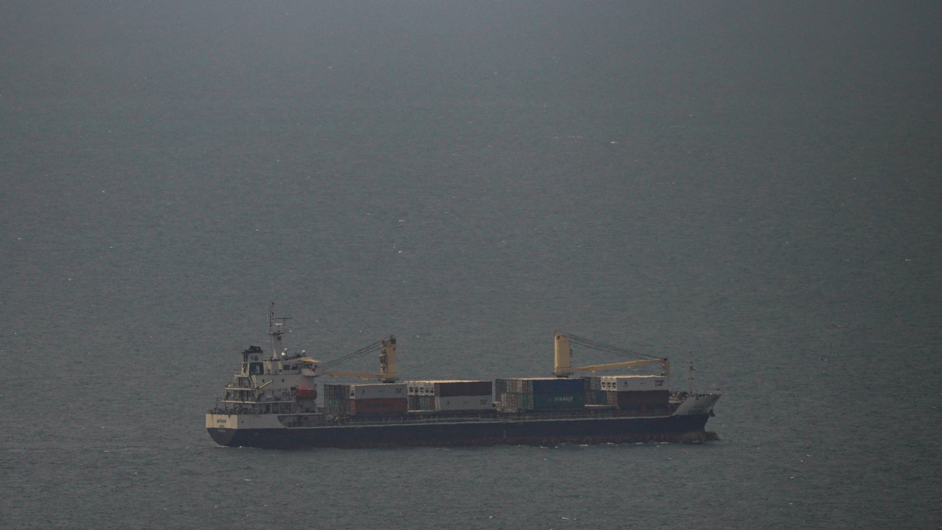 Ett lastfartyg på öppet vatten under dimmiga förhållanden.