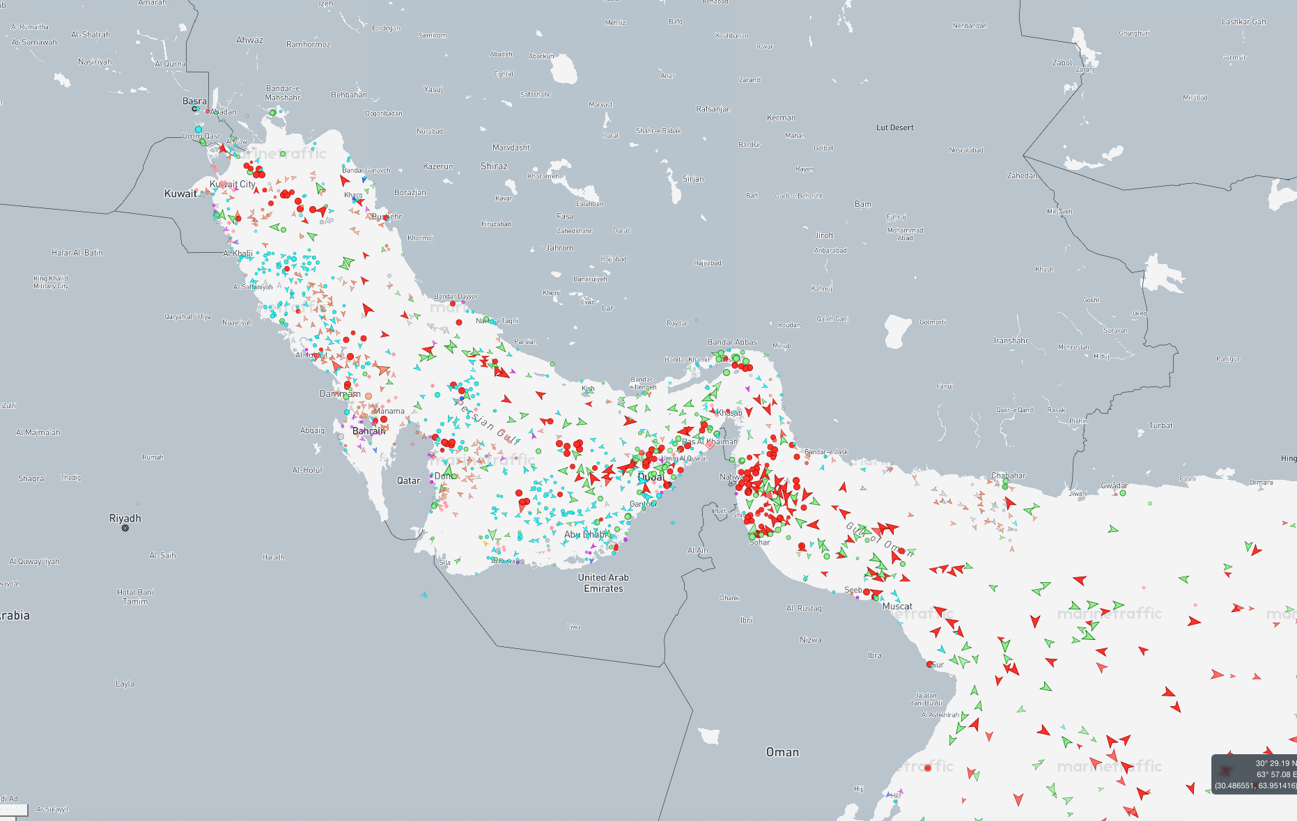 Grafik från Marine Traffic visar hur tankfartyg (röda pilar) rör sig kring Hormuzsundet. Skärmavbild från 30 juni kl 08:55