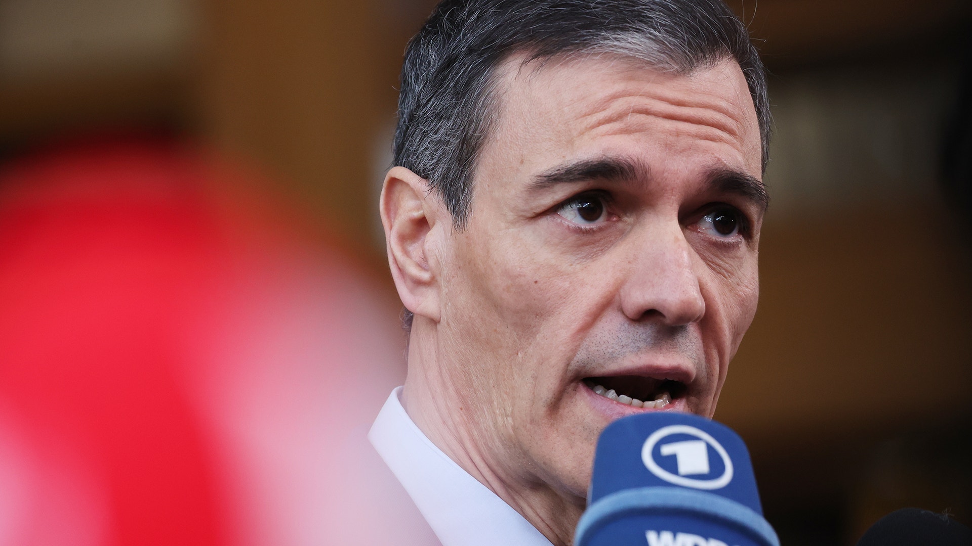 Man talar i mikrofon under intervju