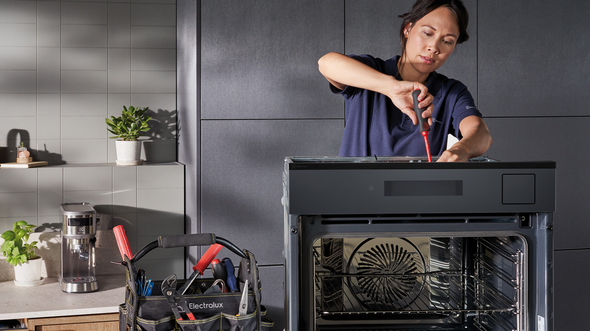 Elin Wiker skriver om Electrolux som rasat på börsen. 