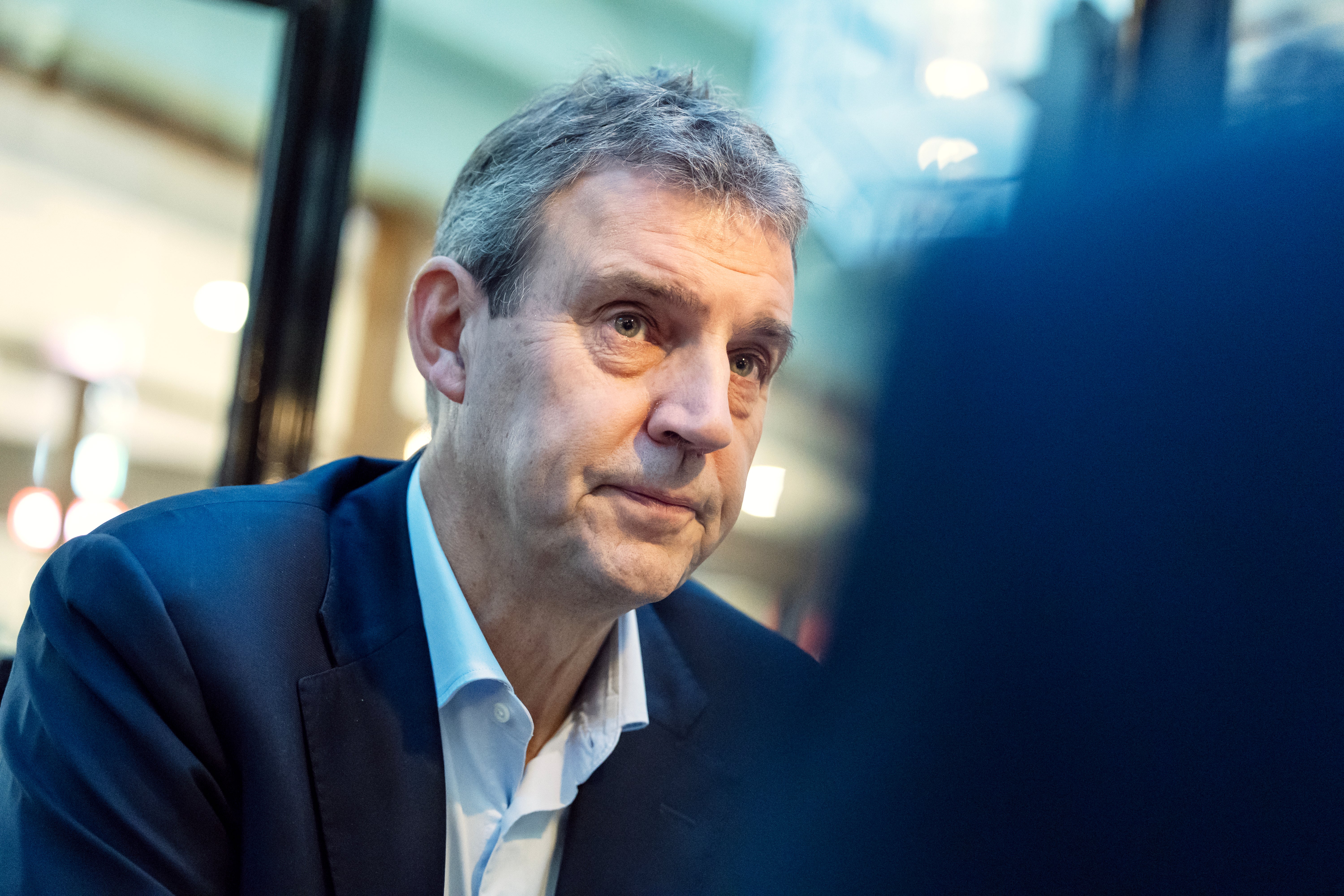 Ulf Larsson, vd för SCA, i närbild med allvarlig min. Han har grått hår, mörk kavaj och vit skjorta och sitter inomhus.