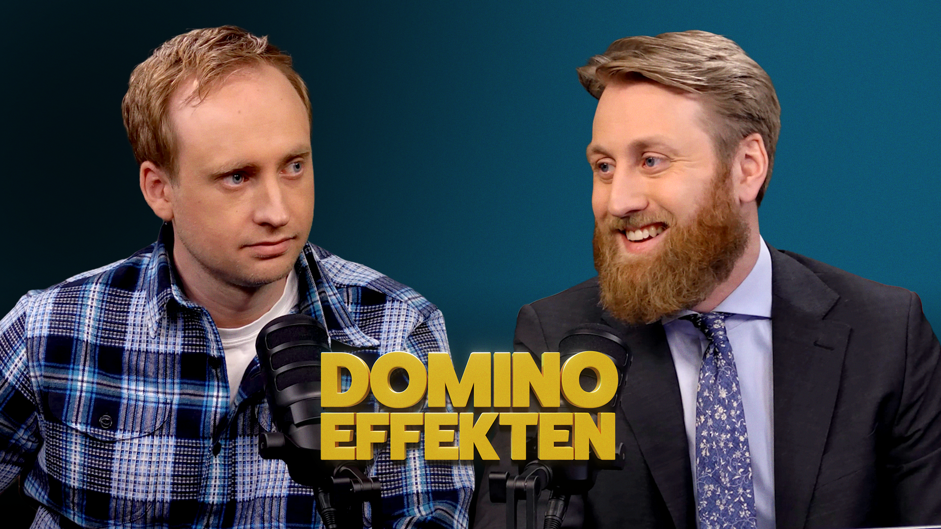 Två män i en studiomiljö mot blå bakgrund med texten Domino Effekten.