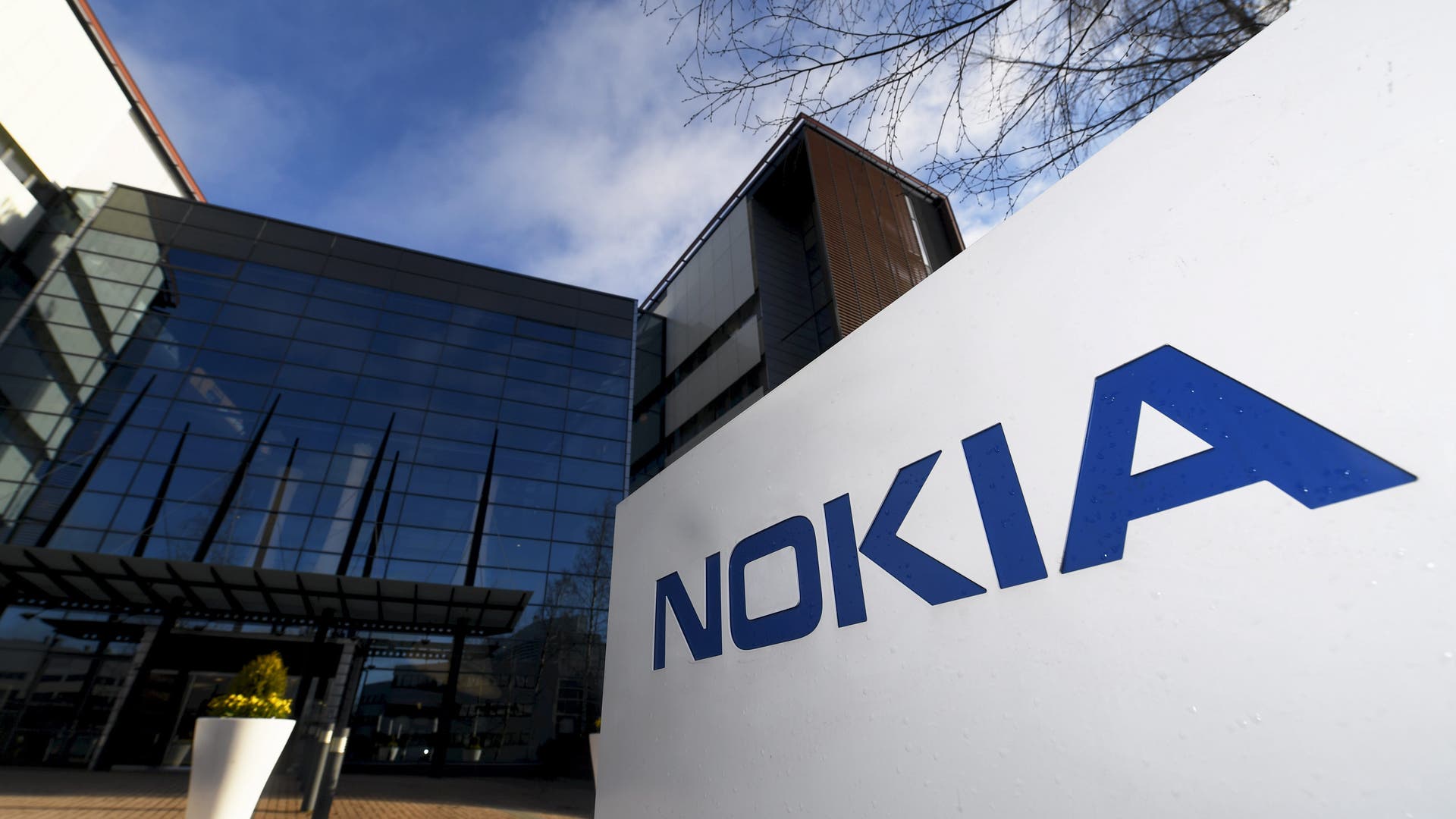 Nokia återhämtar måndagens tapp