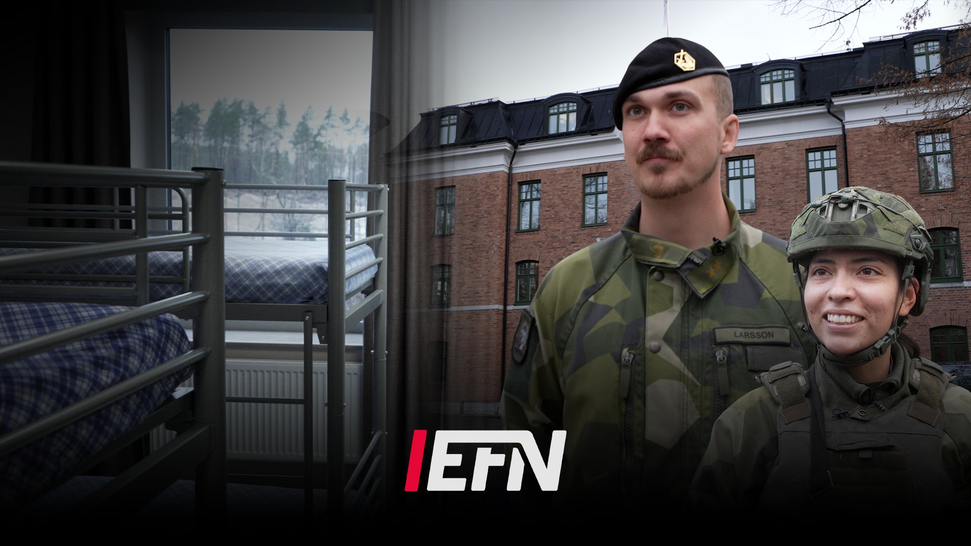 Två militärer framför en tegelbyggnad med en kaserninteriör synlig till vänster.