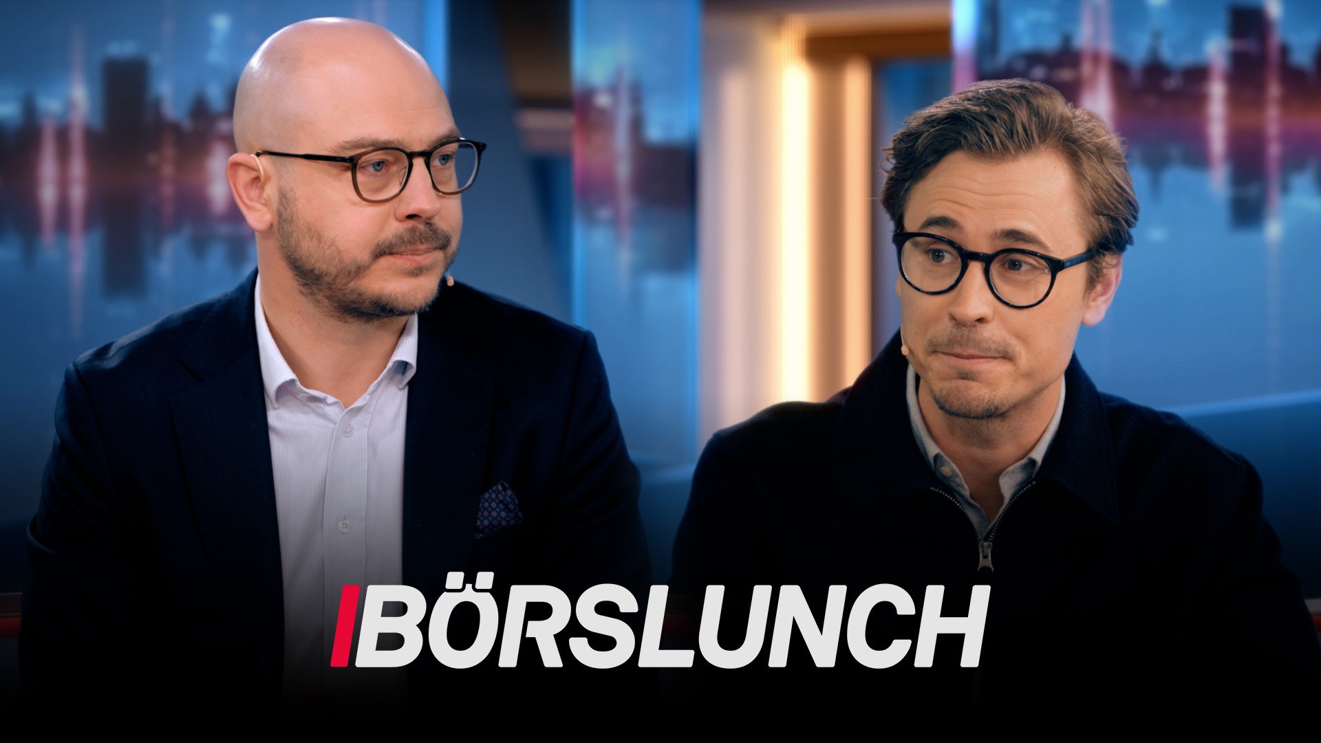 Två män sitter vid ett studiobord med en stadsskyline i bakgrunden. Logotypen BÖRSLUNCH visas längst ned på bilden.