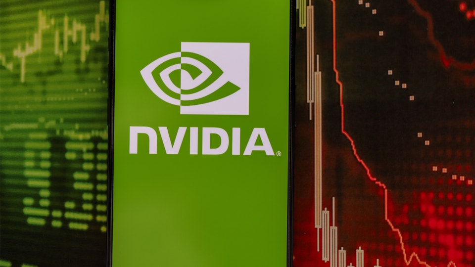NVIDIA-logotyp på en smartphoneskärm med finansiella diagram i bakgrunden