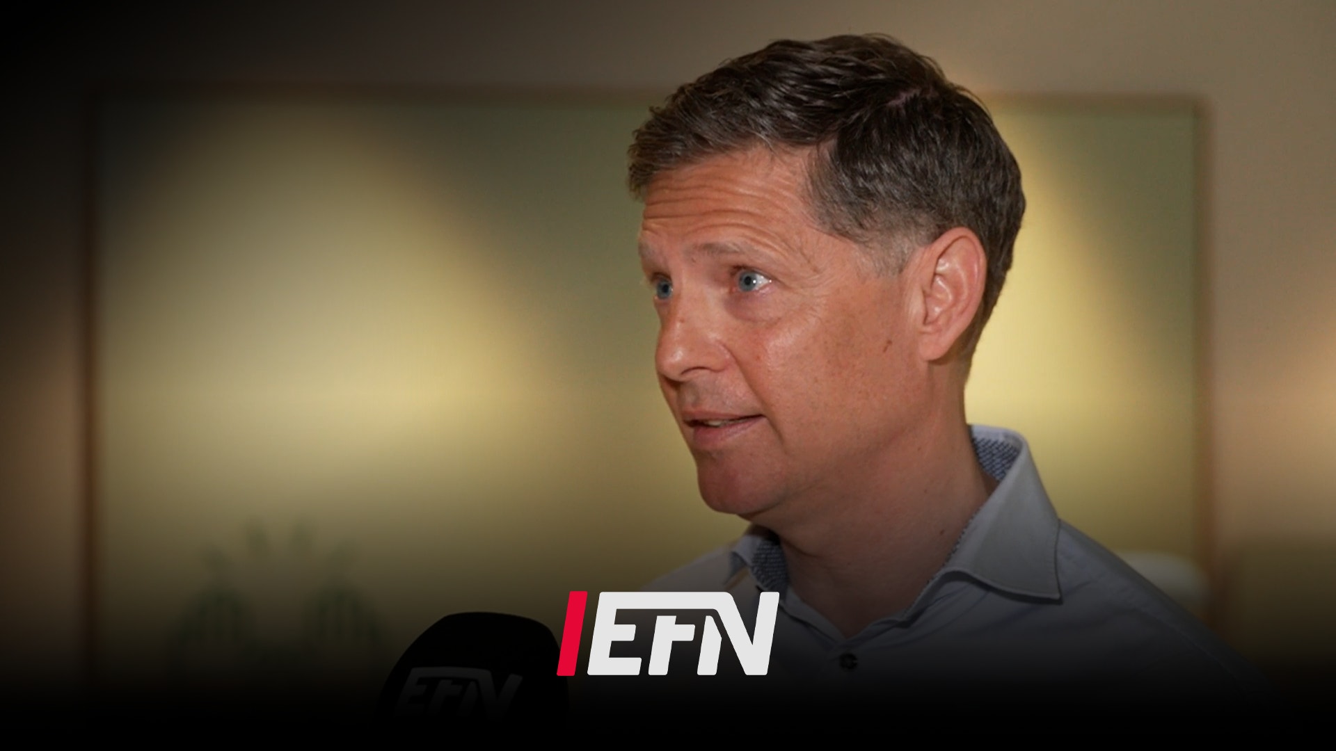 En man i intervju framför EFN-logotyp