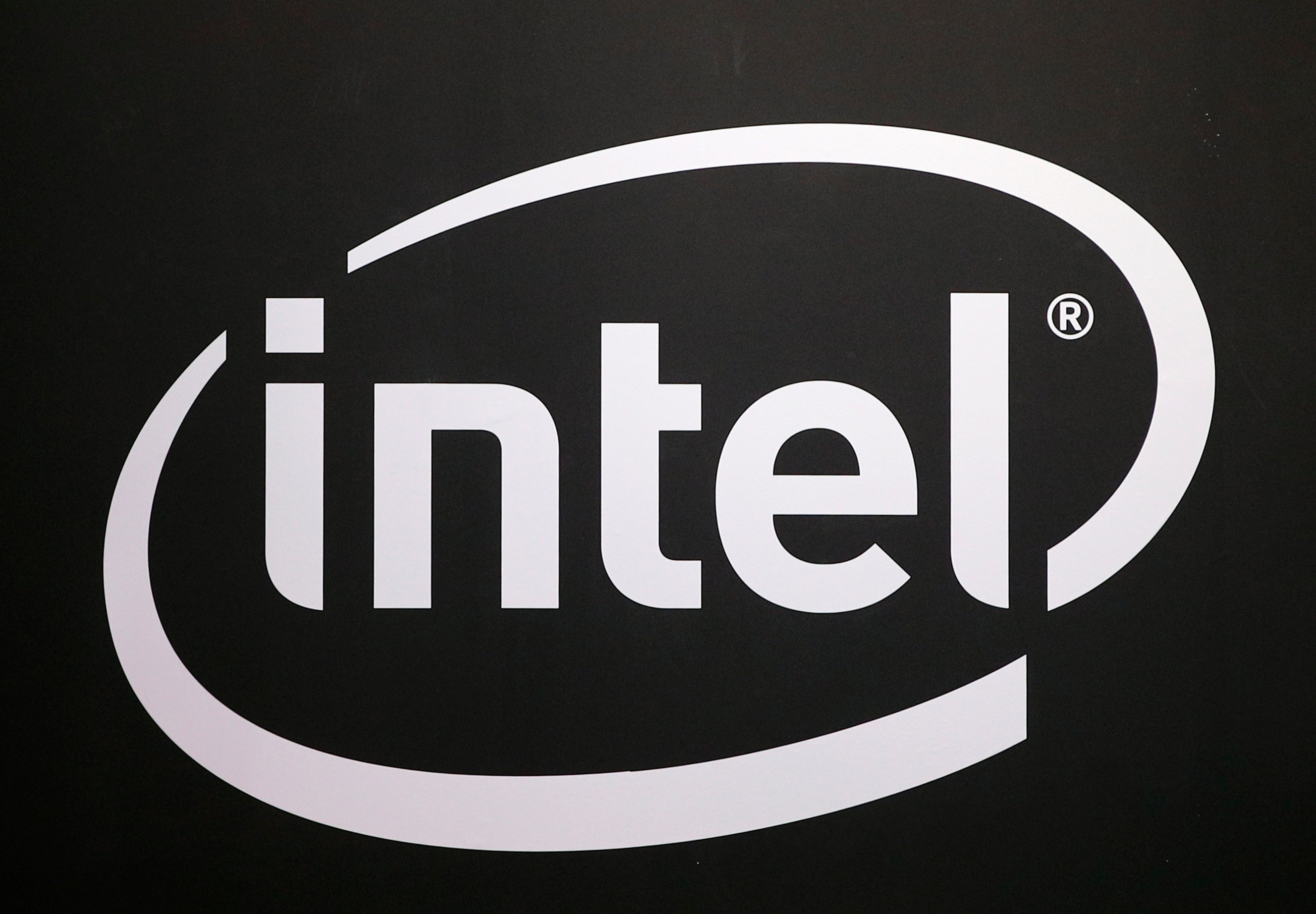 Intel-logotyp med vit text och oval design på mörk bakgrund