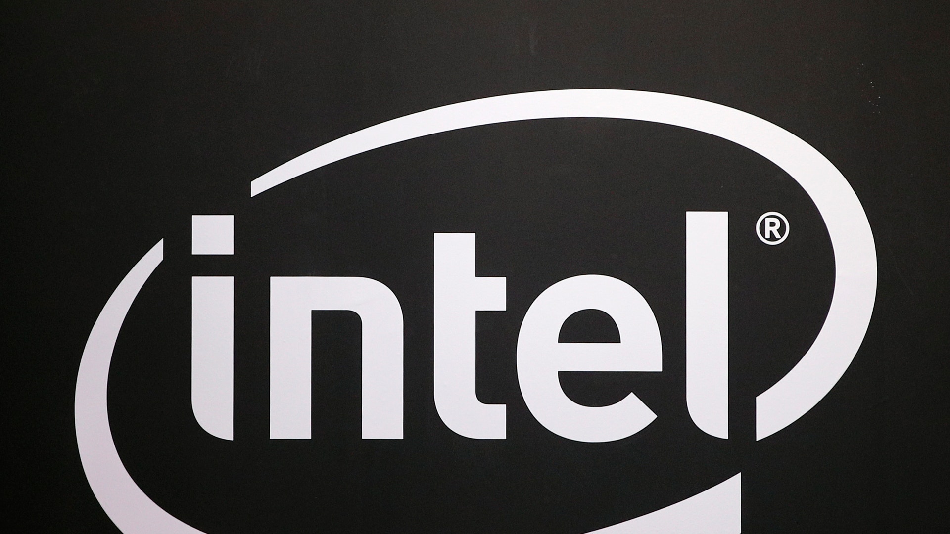 Intel-logotyp med vit text och oval design på mörk bakgrund
