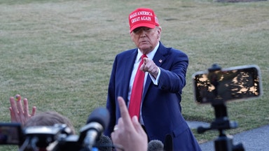 Trump överväger tullar i två steg