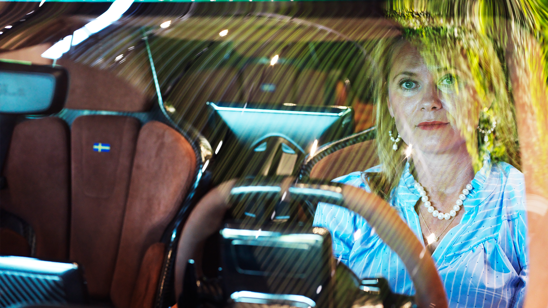 Halldora von Koenigsegg i en av sportbilarna med bruna mockasäten.