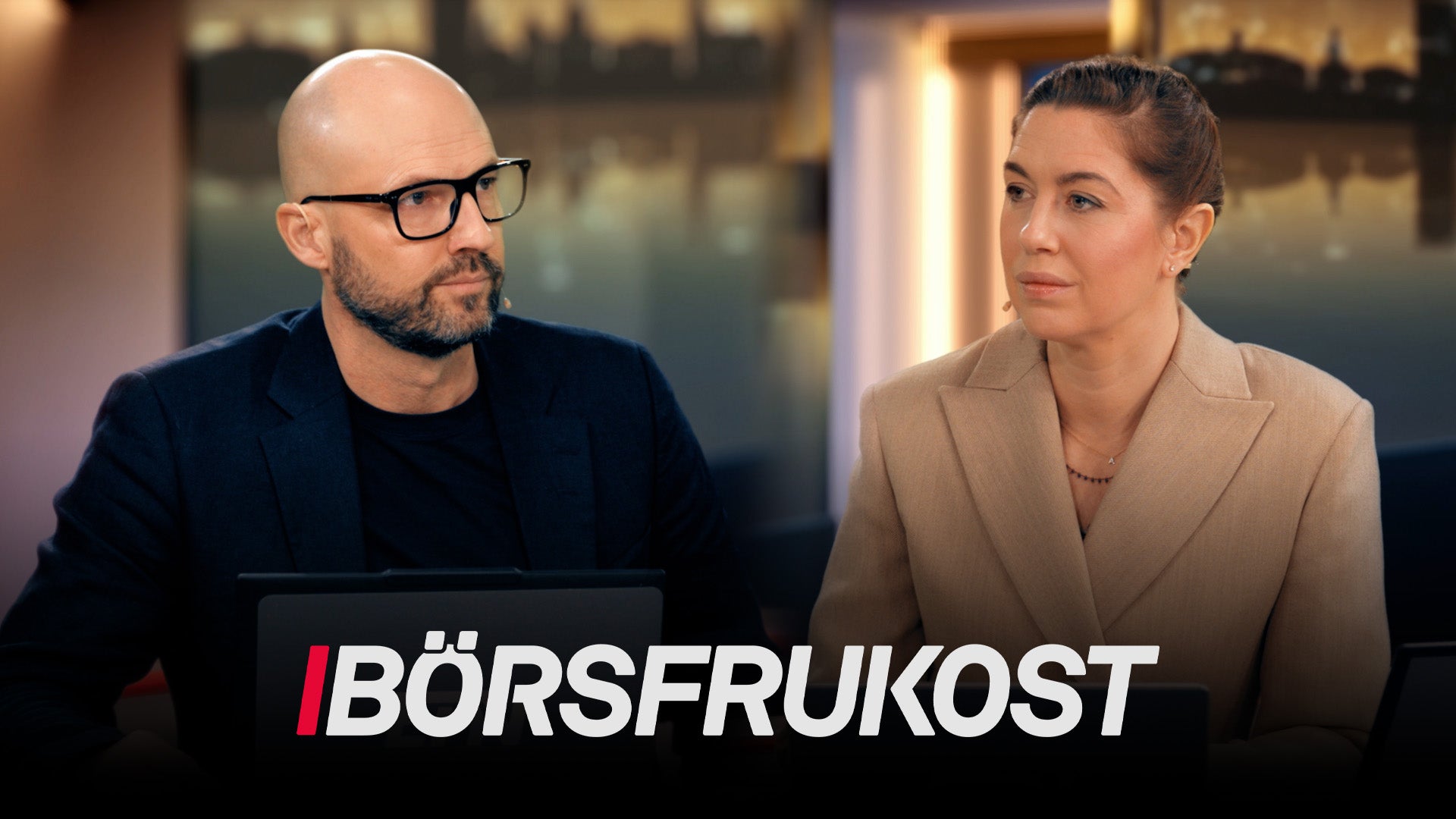 Två personer i en studiomiljö med texten Börsfrukost