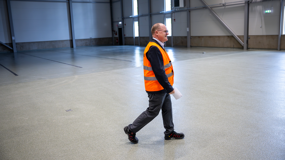 Klas Forsström går genom tomma lokaler i fabriken.