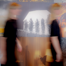 Abstrakt bild av flera personer i svart kläder med överlappande naturmotiv och rörelseeffekter.