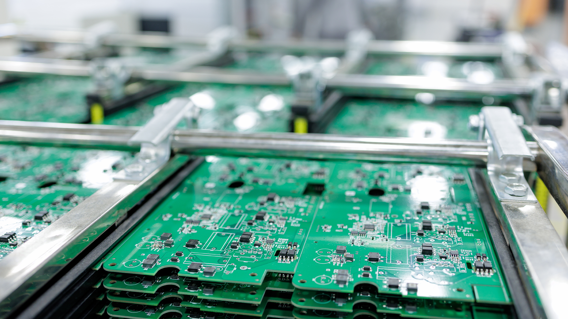 Staplade gröna kretskort med elektroniska komponenter