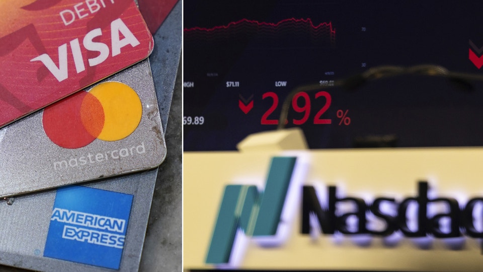 Ett Visa-, Mastercard och American express-kort, samt en Nasdaq-skylt.