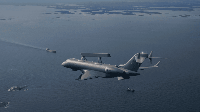 Militärt övervakningsflygplan flyger över havet med fartyg synliga under sig.