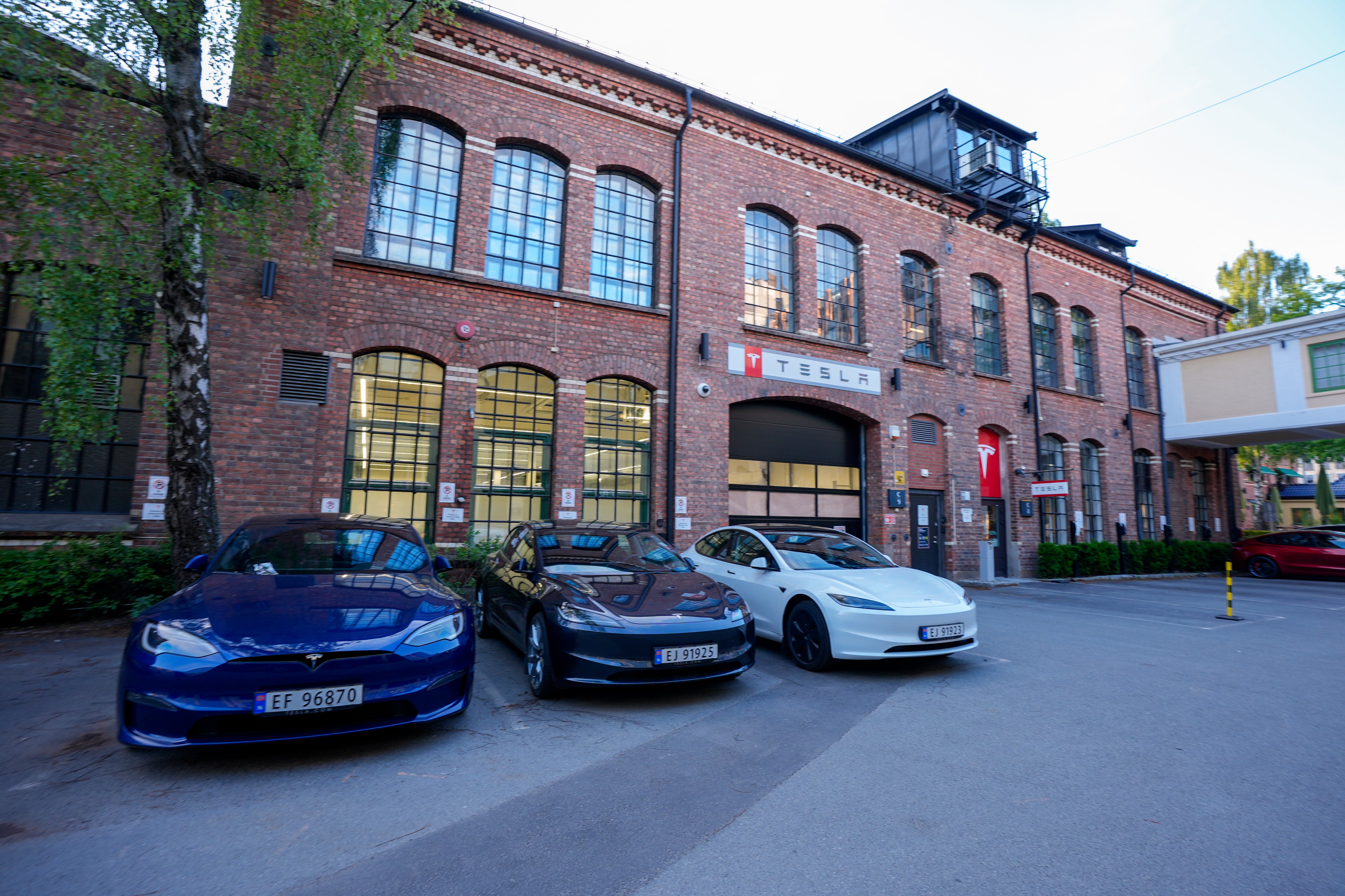 Teslaverkstad i Oslo. 