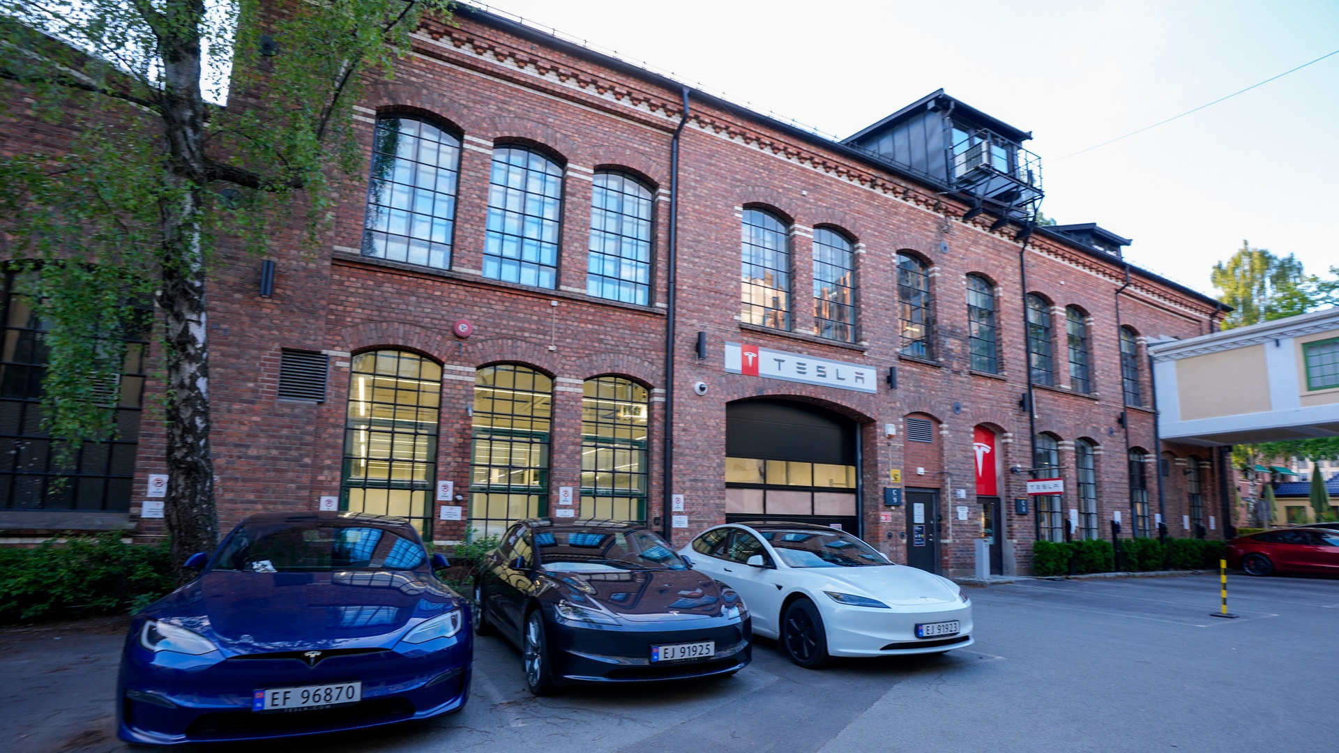 Teslaverkstad i Oslo.