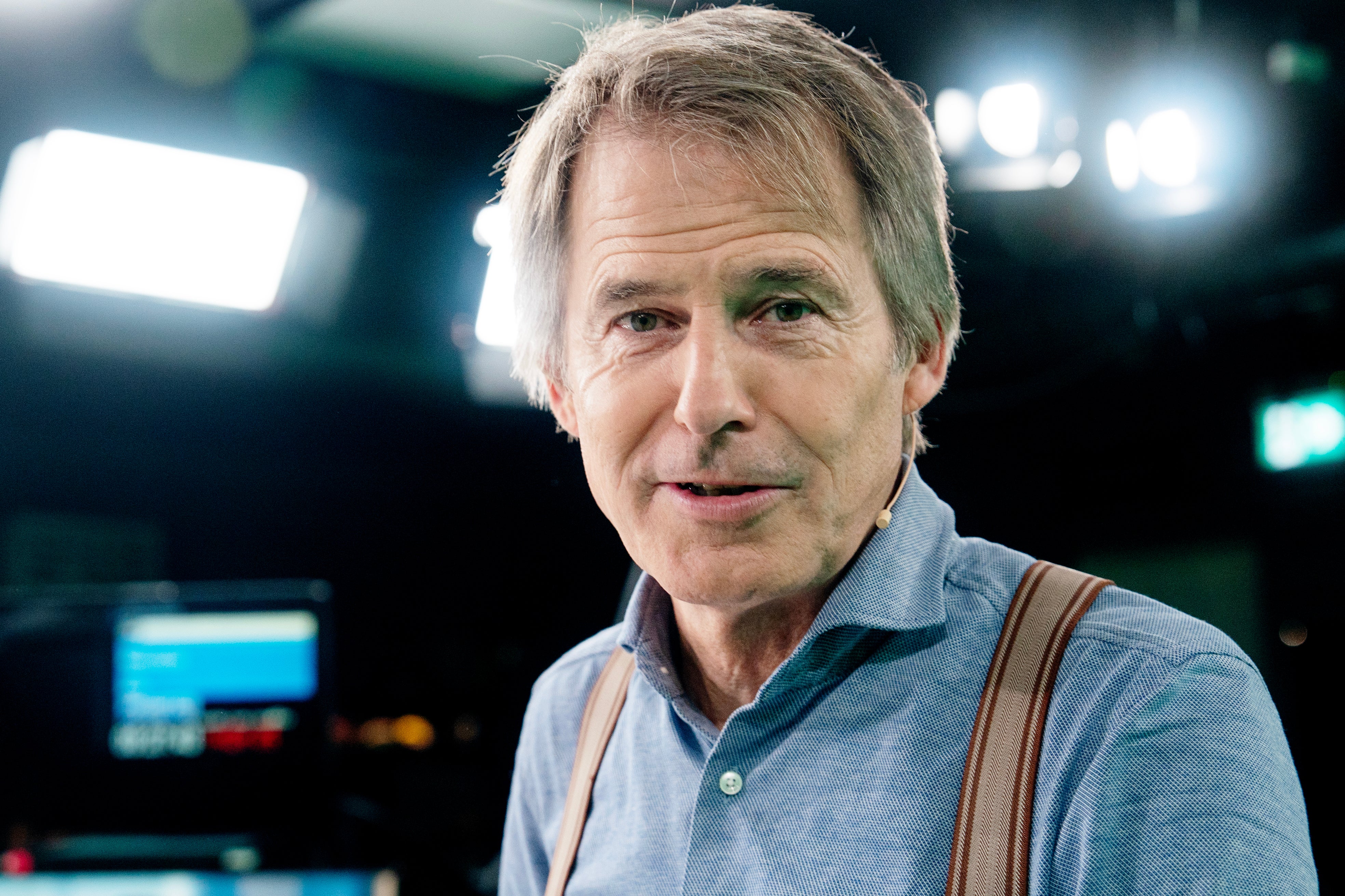 Claes Hemberg i en tv-studio, klädd i blå skjorta och hängslen, tittar in i kameran.
