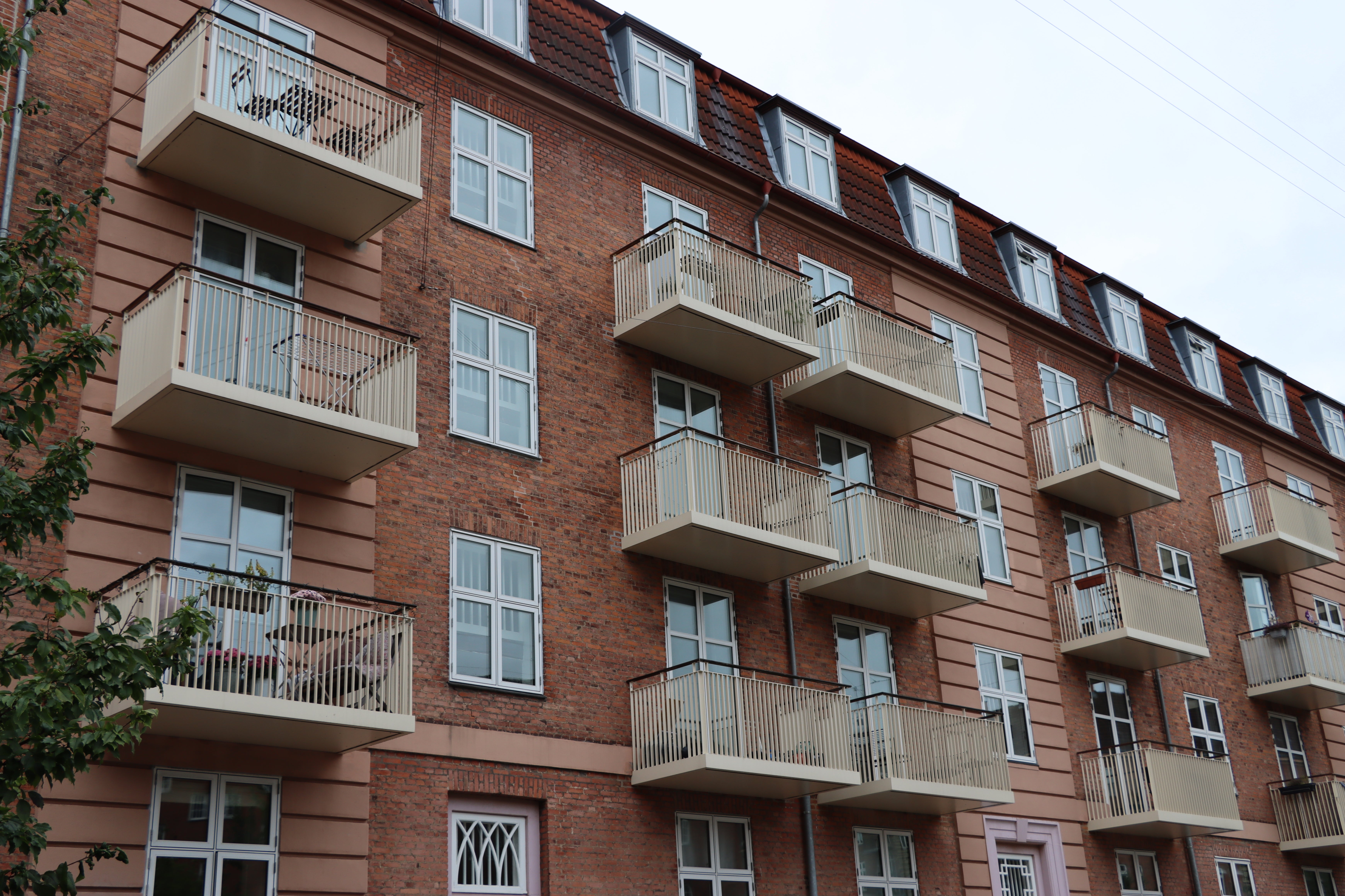 Tegelhus med flera våningar och balkonger