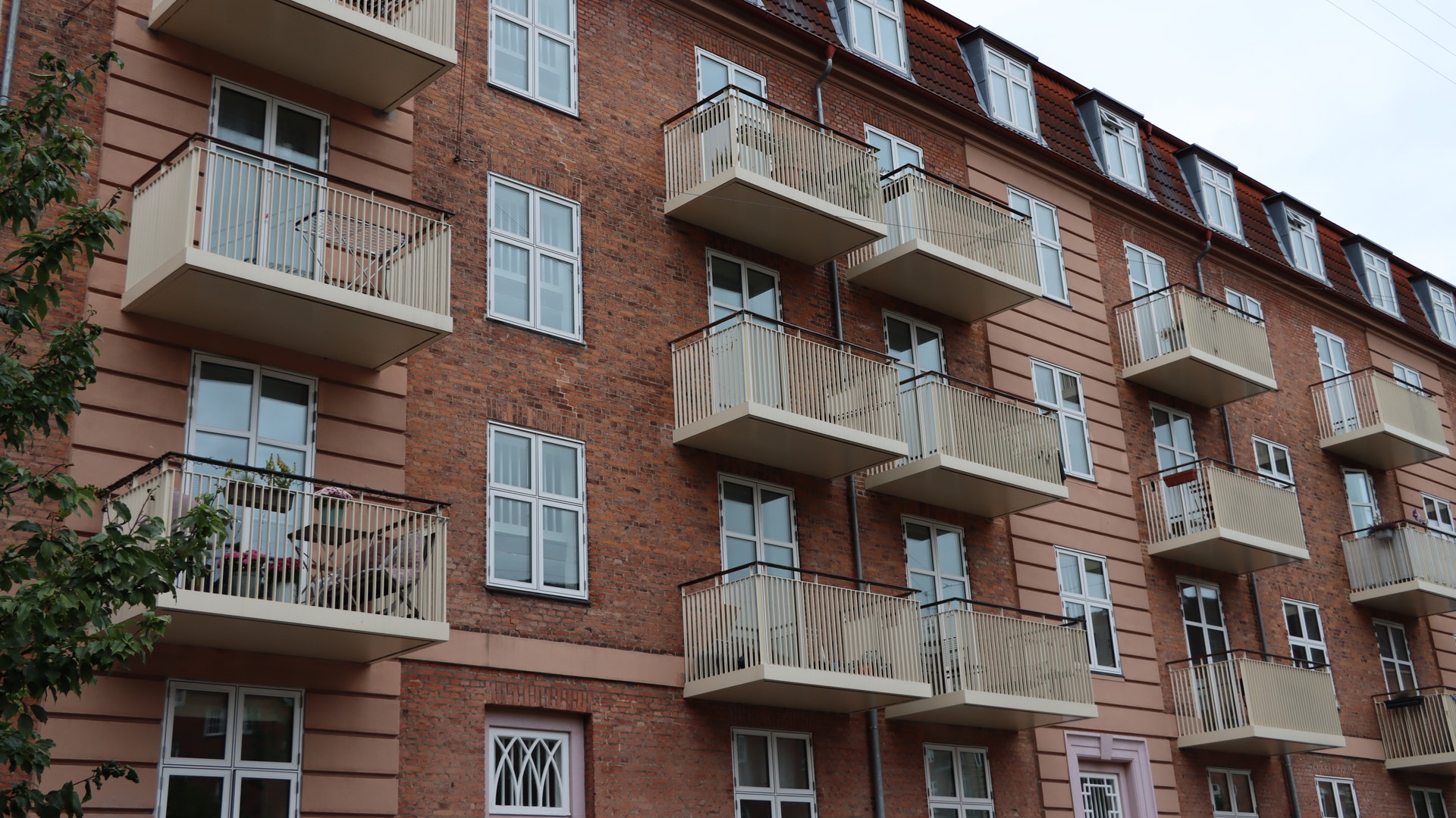 Tegelhus med flera våningar och balkonger