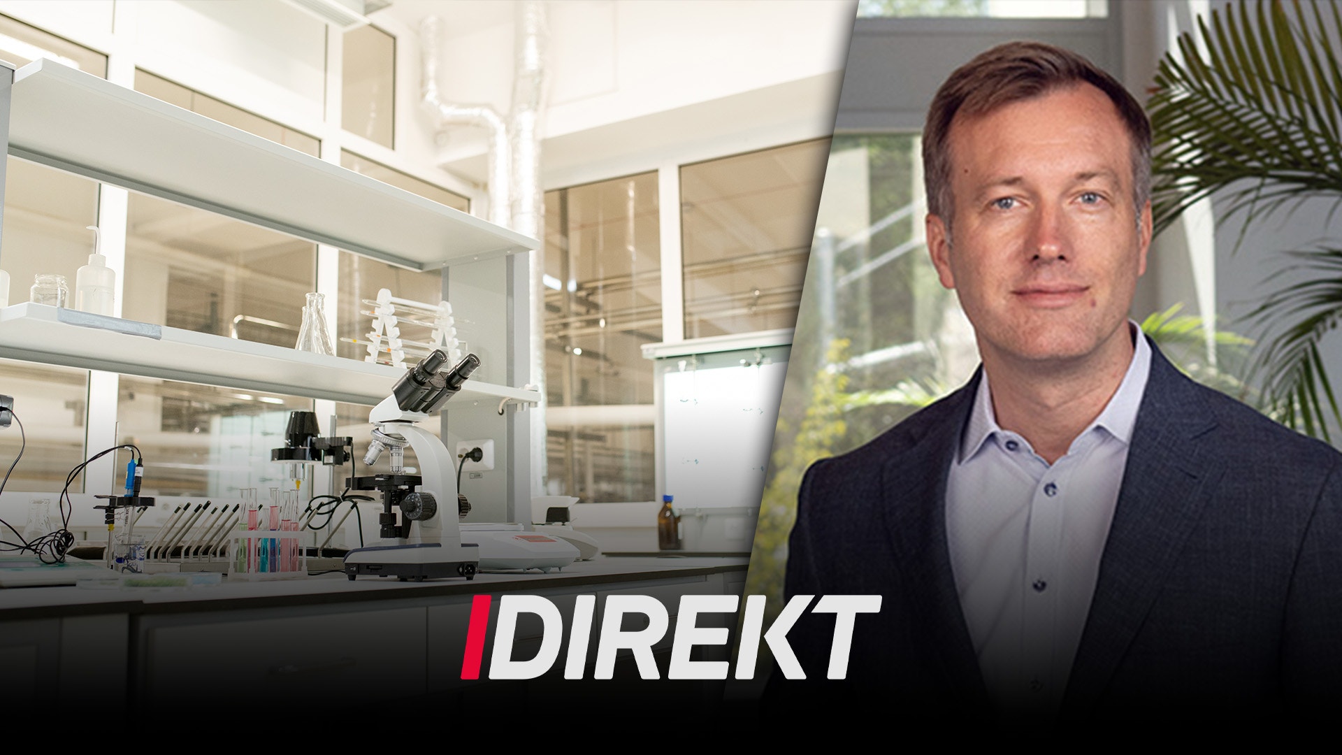 Man i affärskläder framför ett laboratorium med vetenskaplig utrustning