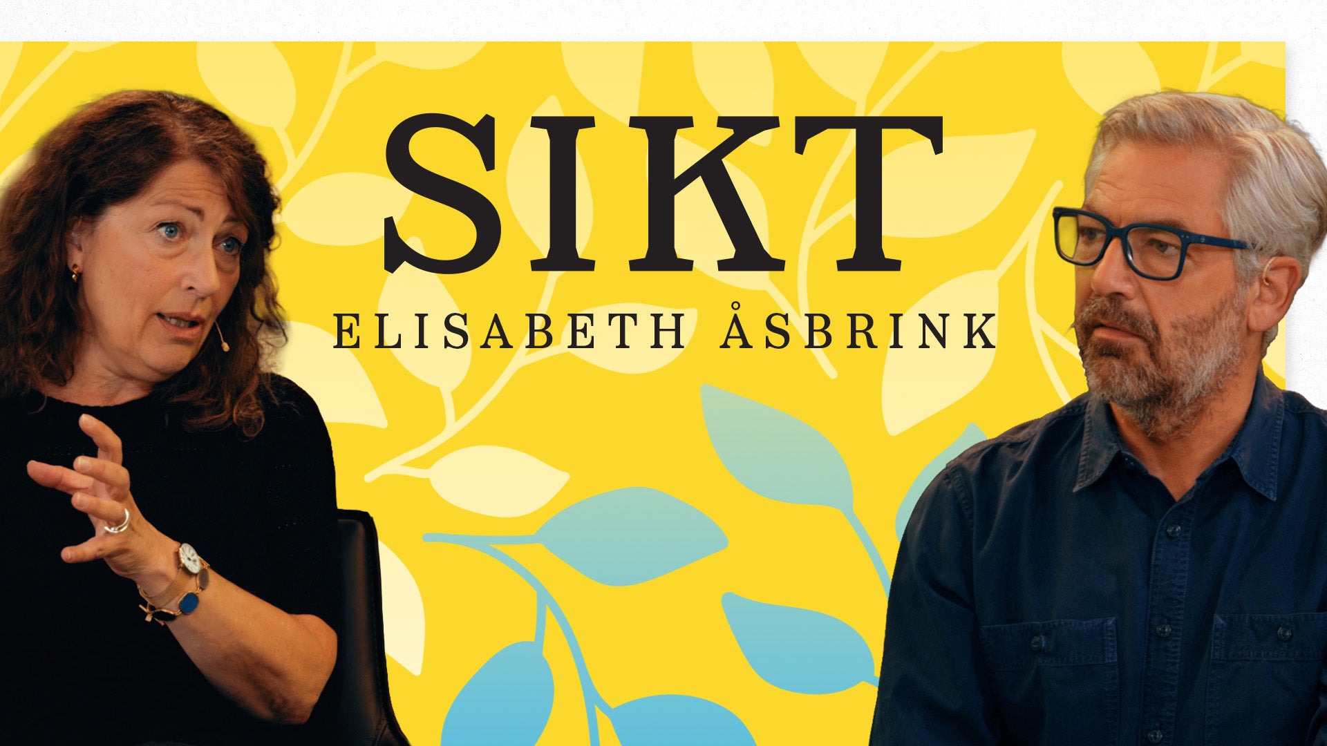 Två personer sitter och samtalar. I bakgrunden syns gul färg med blå blad-motiv och texten SIKT Elisabeth Asbrink.