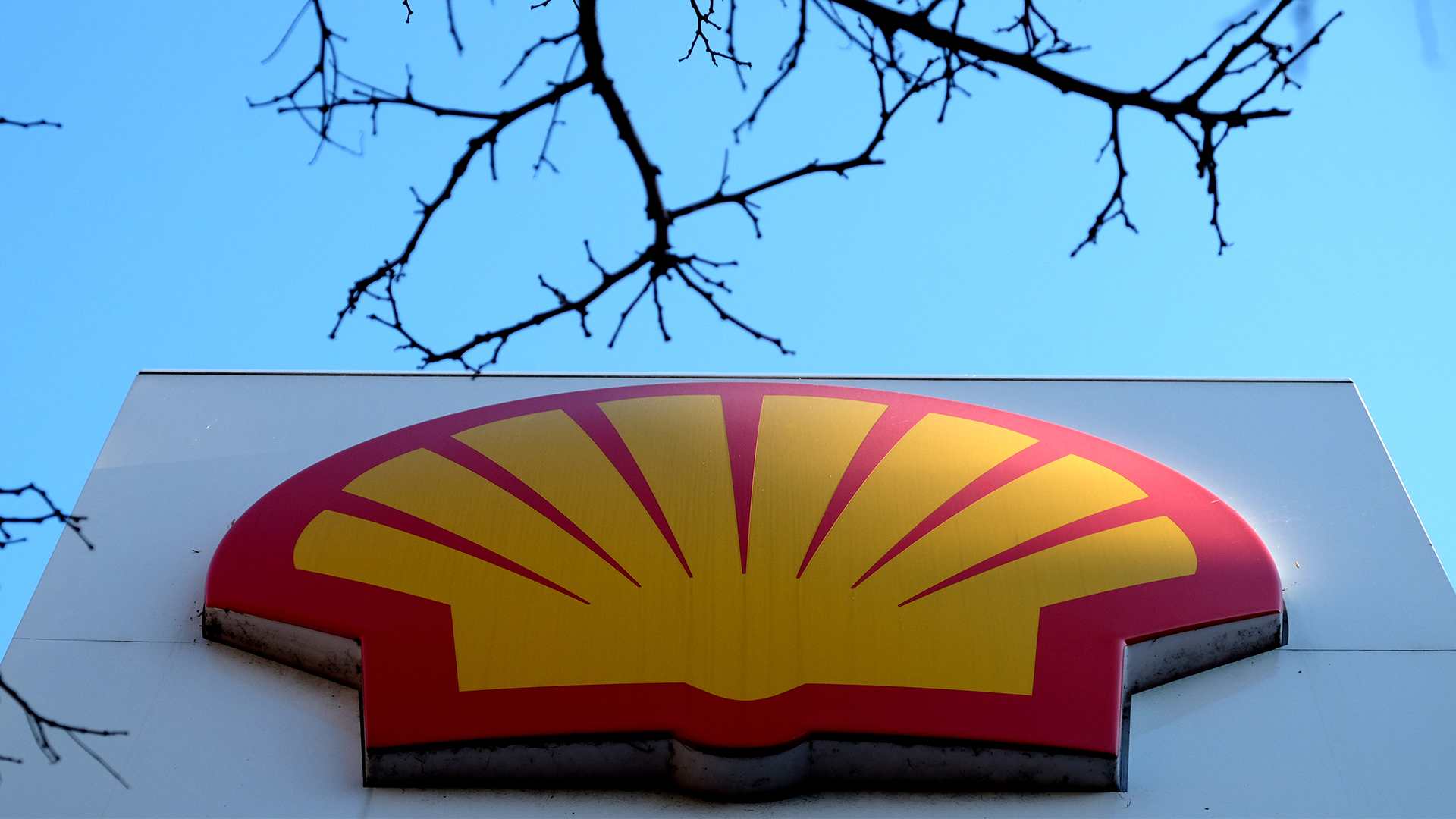 Shell-logotyp på en väggmonterad skylt mot blå himmel