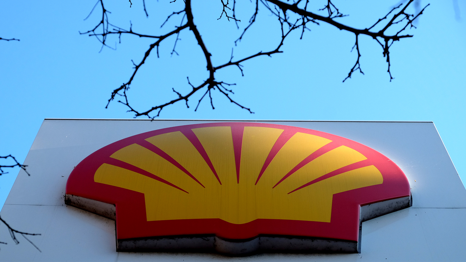 Shell-logotyp på en väggmonterad skylt mot blå himmel