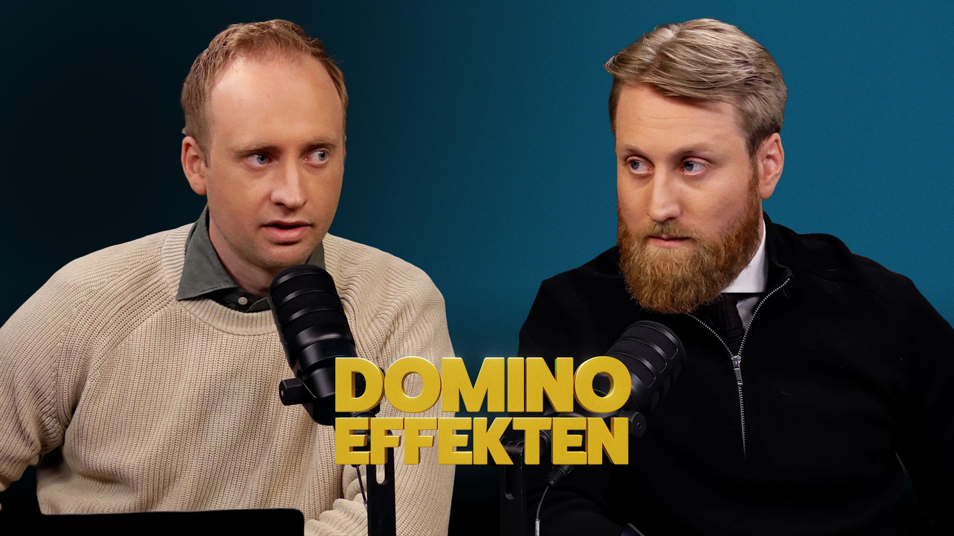 Två män i en podcast-inspelning mot blå bakgrund. Mannen till vänster håller i en mikrofon. Gul text med texten 'DOMINO EFFEKTEN' är överlagd på bilden.