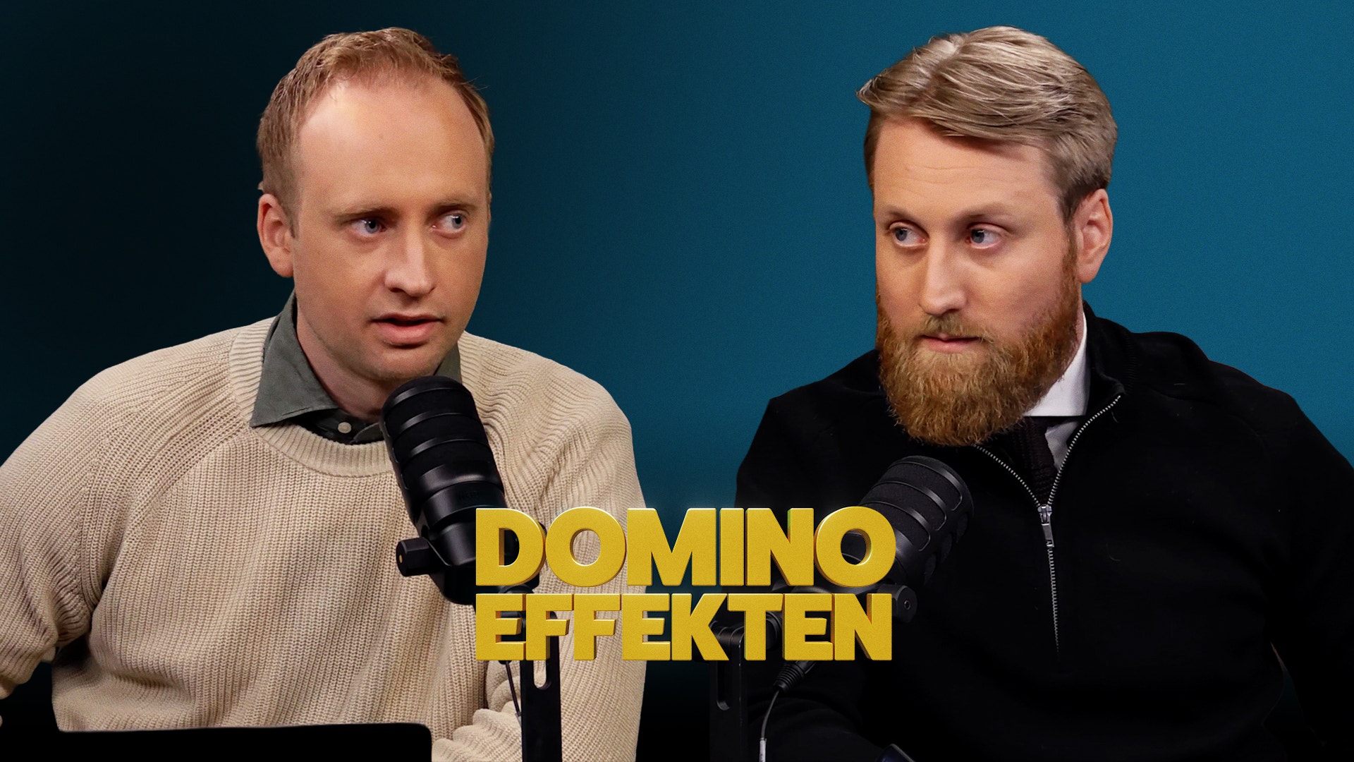 Två män i en podcast-inspelning mot blå bakgrund. Mannen till vänster håller i en mikrofon. Gul text med texten 'DOMINO EFFEKTEN' är överlagd på bilden.