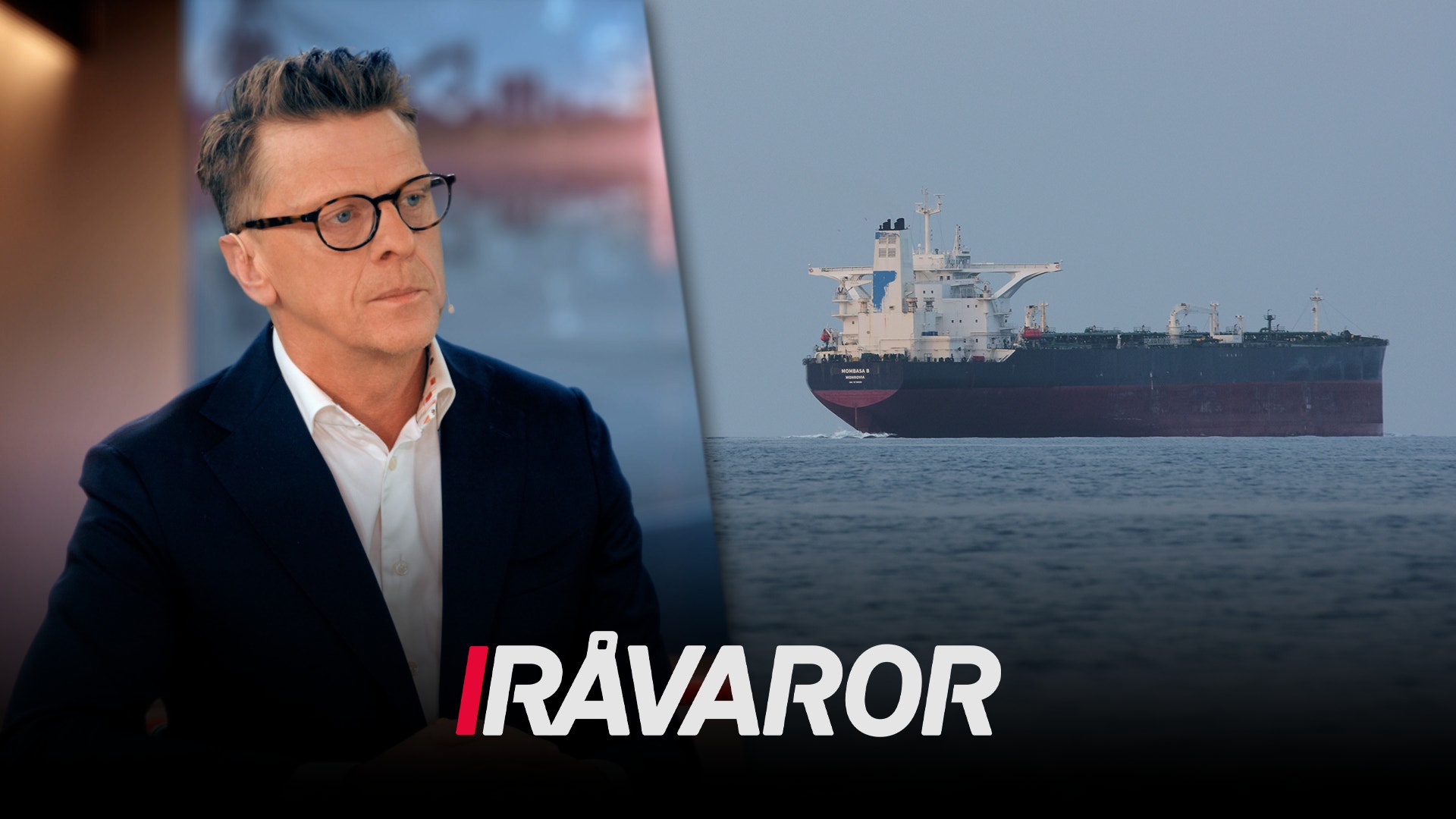 Man i kostym och glasögon bredvid ett stort oljetankfartyg på havet. Texten Råvaror visas längst ned.