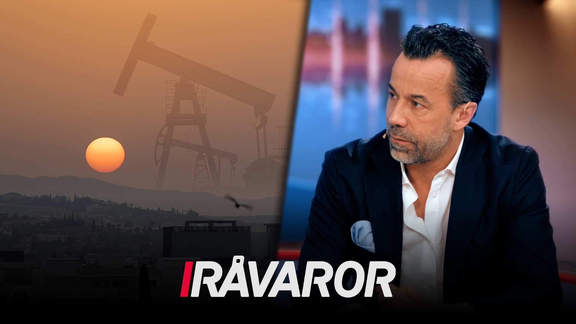 Man i mörkblå kostym vid sidan av industriell scen med oljepump vid solnedgång