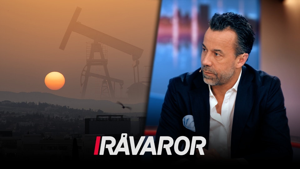 Man i mörkblå kostym vid sidan av industriell scen med oljepump vid solnedgång