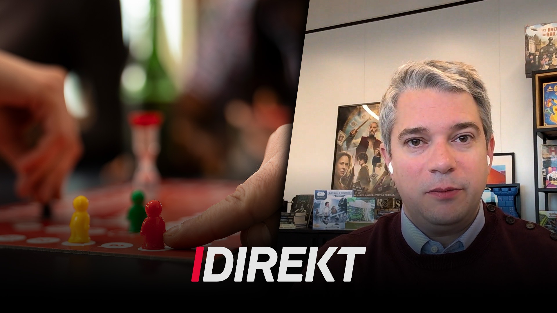 Delad skärm med ett brädspel på vänster sida och en man i ett videosamtal på höger sida