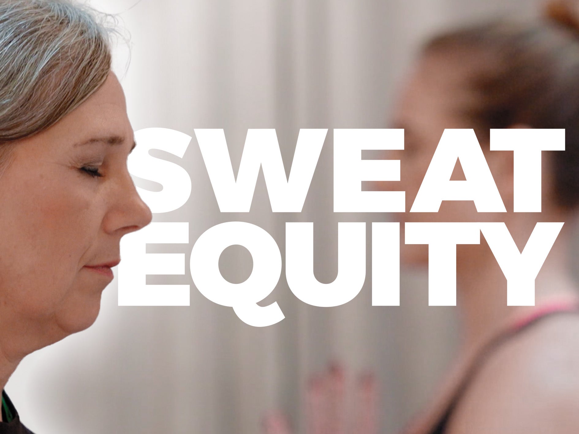 Annika Winsth med stängda ögon till vänster och Magdalena Kowalczyk till höger ur fokus, i bakgrunden, i en yoga-pose.