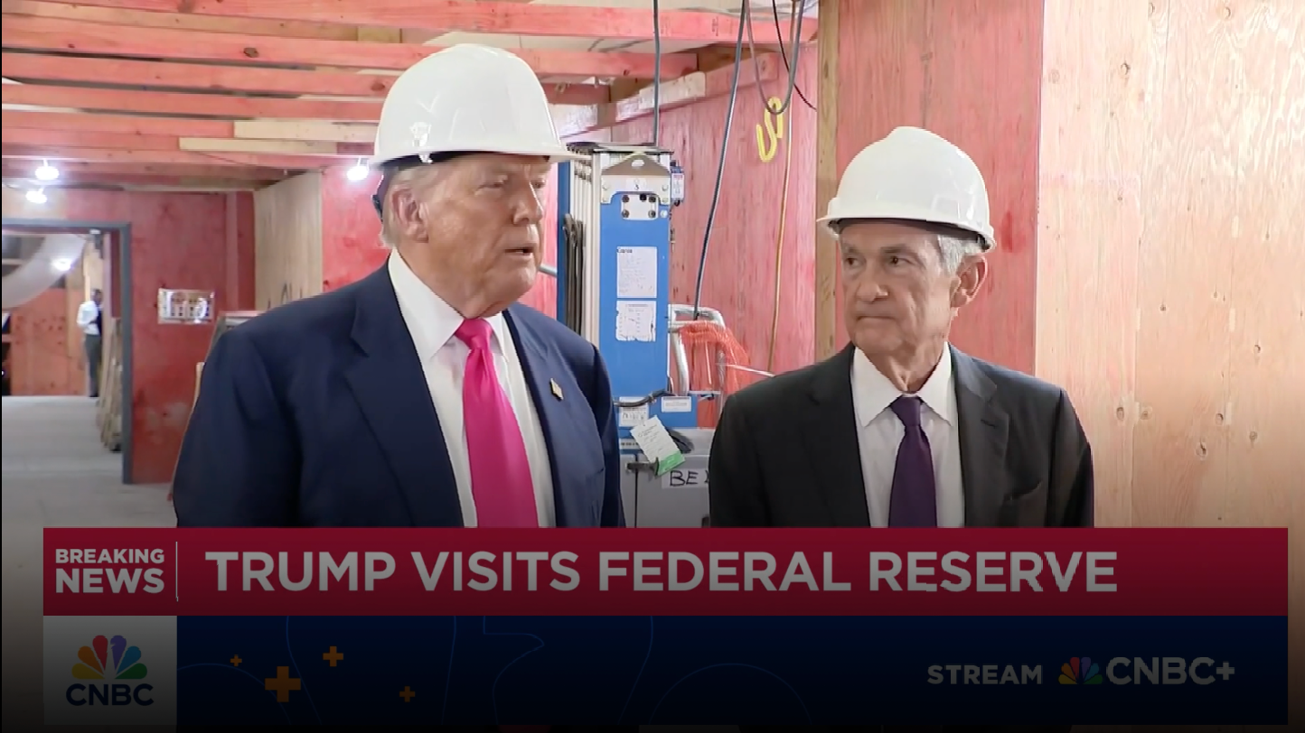 Trump och Powell med bygghjälmar