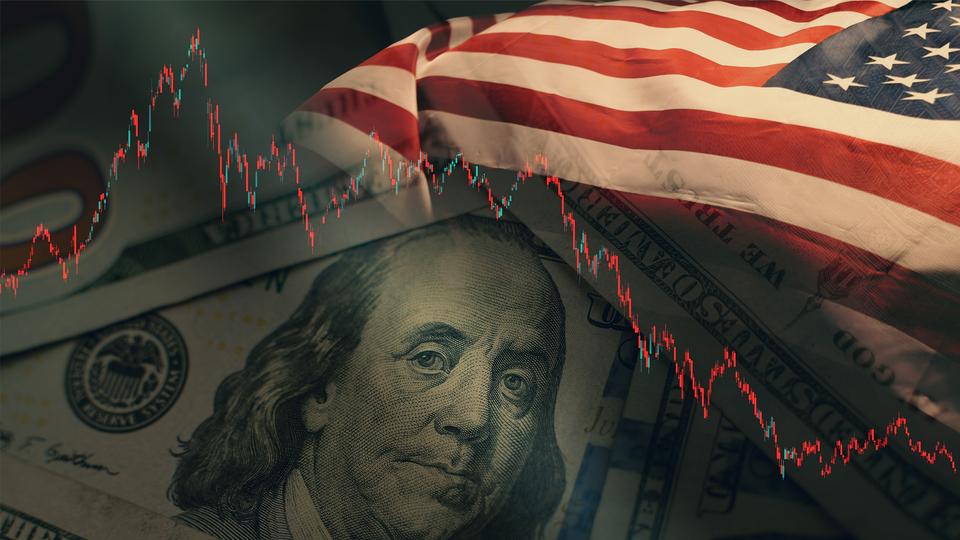 Amerikansk flagga och fallande kurser – symbol för finansiell oro.